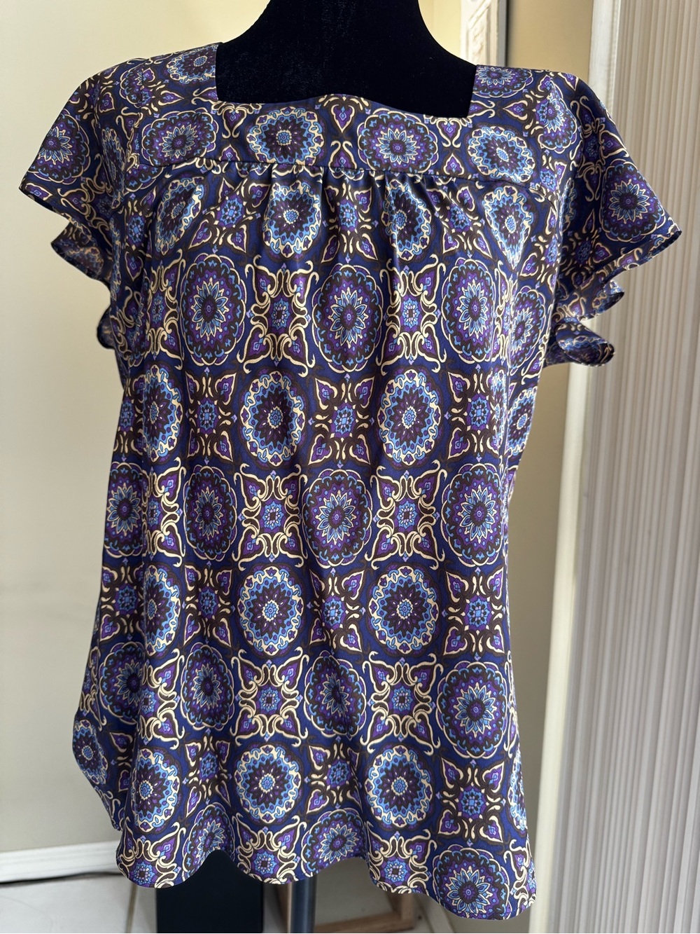 Banana Republic Womens M Paisley Flutter Sleeve Blouse Purple Blue 100% Silk